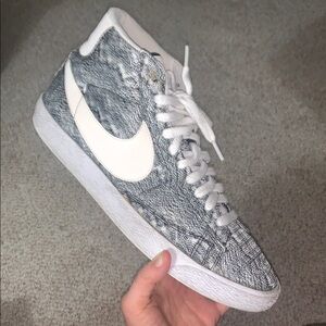 Nike Men’s Light Gray High-Top Sneakers with Knit Material and White Accents